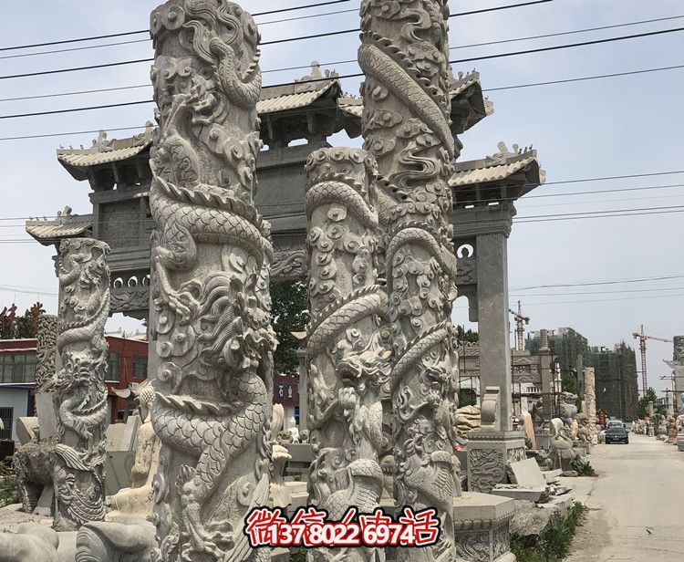 精美石雕龍柱擺件，為寺院景觀增添華麗風采